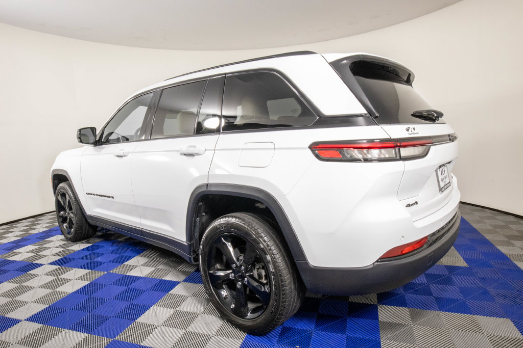 Used 2025 Jeep Grand Cherokee Limited w/ Black Appearance Package AWD/4WD image 8