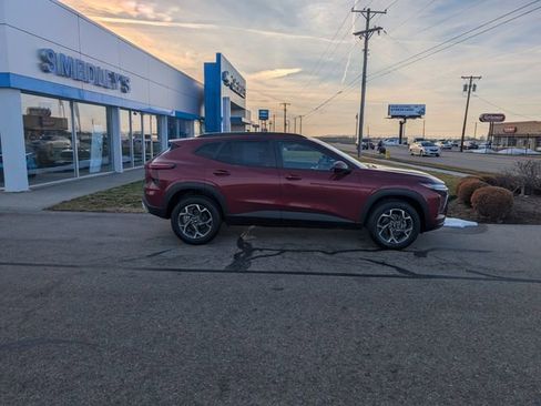 Used 2024 Chevrolet Trax LT w/ Driver Confidence Package image 2