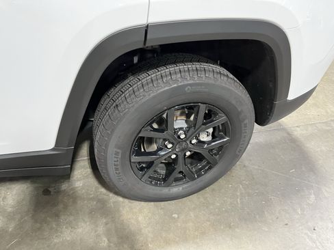 Certified 2025 Jeep Grand Cherokee Altitude image 25