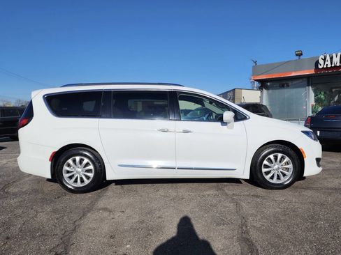 Used 2018 Chrysler Pacifica Touring-L image 9