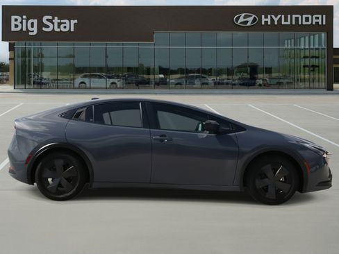 Used 2023 Toyota Prius LE image 5