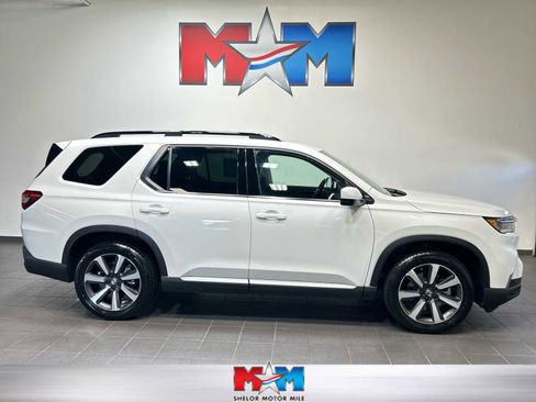 Used 2025 Honda Pilot Touring image 1