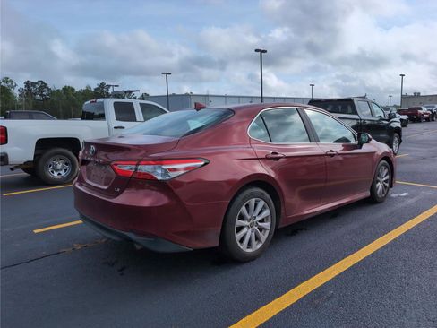 Used 2020 Toyota Camry LE image 3