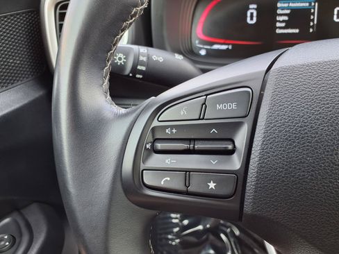 Used 2025 Hyundai Venue SEL FWD image 11