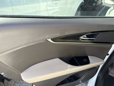 Used 2022 Lincoln Nautilus FWD w/ Premium Package image 15