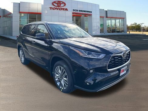 New 2025 Toyota Highlander Platinum image 3