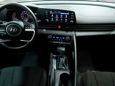 Used 2023 Hyundai Elantra SEL w/ Preferred Accessory Package FWD image 15