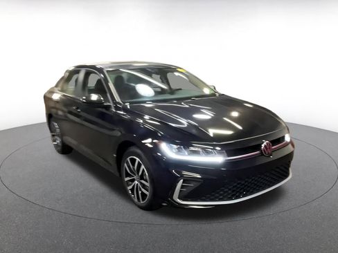 Used 2025 Volkswagen Jetta SE image 3