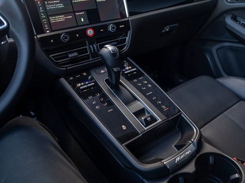 Used 2025 Porsche Macan image 13