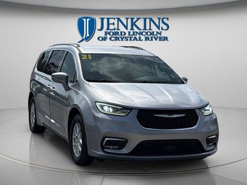 Used 2021 Chrysler Pacifica Touring-L w/ Premium & Safety Sphere Group image 5