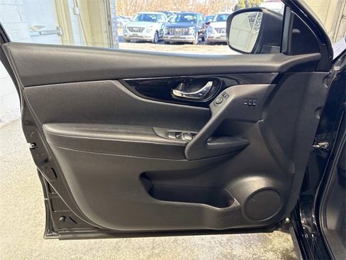 Used 2022 Nissan Rogue Sport SV w/ Technology Package image 5