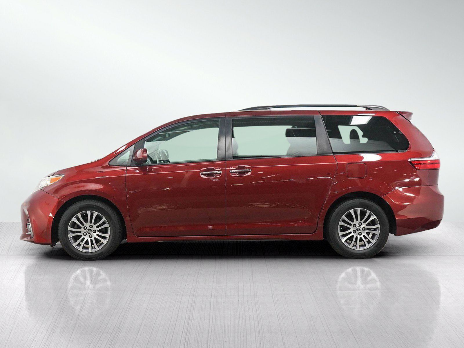 Used 2019 Toyota Sienna XLE FWD image 2