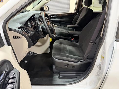 Used 2019 Dodge Grand Caravan SE image 42