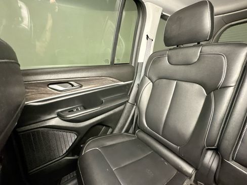 Used 2023 Jeep Grand Cherokee Limited w/ Black Appearance Package AWD/4WD image 12