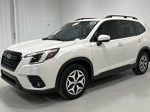 Used 2023 Subaru Forester Premium image 1
