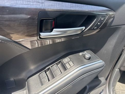 Used 2025 Toyota Highlander Platinum AWD/4WD image 26