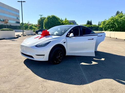 Used 2023 Tesla Model Y AWD image 41