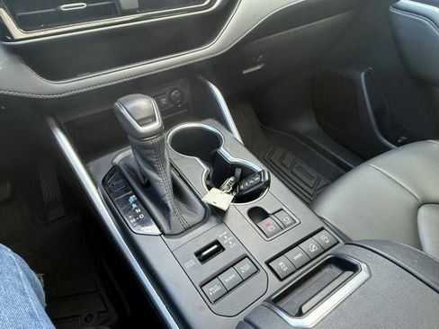 Used 2020 Toyota Highlander XLE image 27
