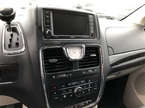 Used 2014 Chrysler Town & Country Limited w/ Luxury Group image 15