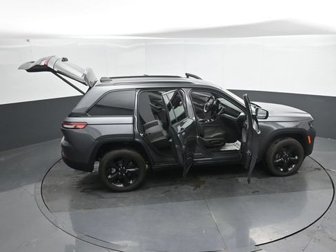 Used 2025 Jeep Grand Cherokee Altitude AWD/4WD image 51