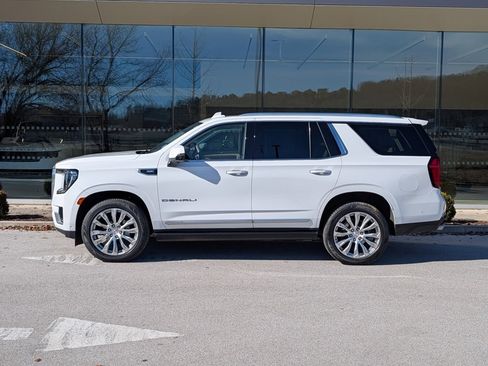 Used 2023 GMC Yukon Denali w/ Advanced Technology Package image 3