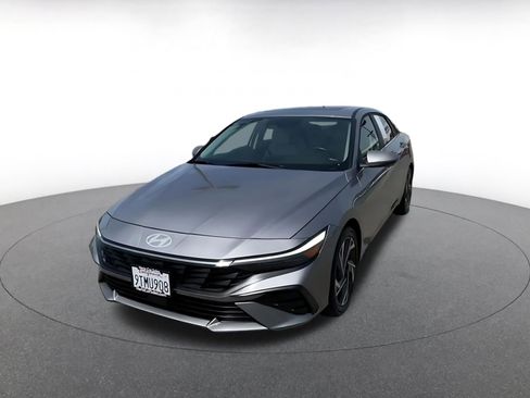 Used 2025 Hyundai Elantra Limited image 7