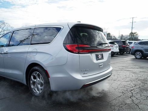 Used 2024 Chrysler Pacifica Limited image 14