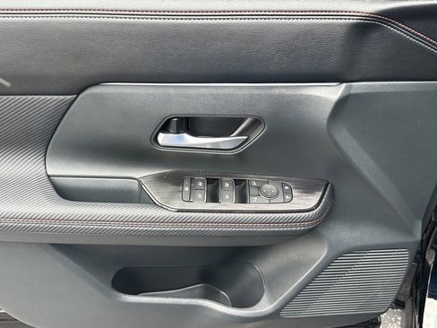 Certified 2025 Nissan Kicks SR image 22