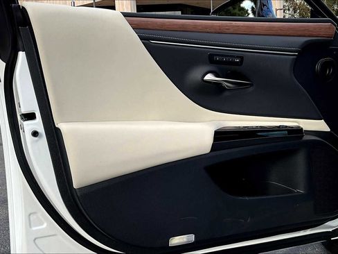 Used 2025 Lexus ES 300h w/ Premium Package image 16