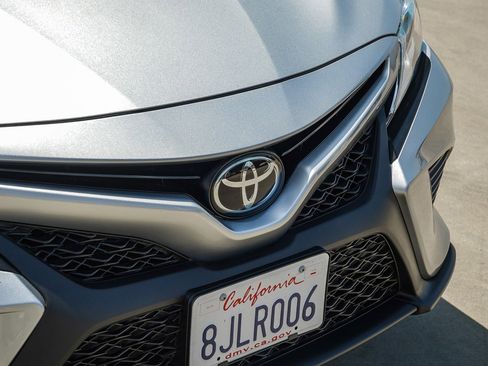 Used 2019 Toyota Camry SE w/ Carpet Mat Package FWD image 10