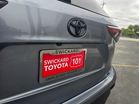 Used 2023 Toyota Highlander LE FWD image 13