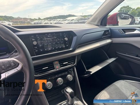 Used 2023 Volkswagen Taos SE w/ Panoramic Sunroof Package FWD image 16