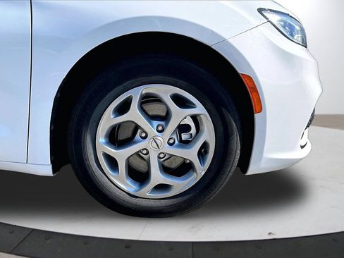 Certified 2023 Chrysler Pacifica Limited FWD image 35