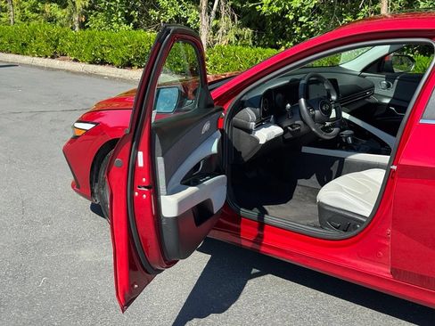 Used 2024 Hyundai Elantra Limited FWD image 7
