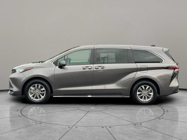 Certified 2022 Toyota Sienna XLE FWD image 3