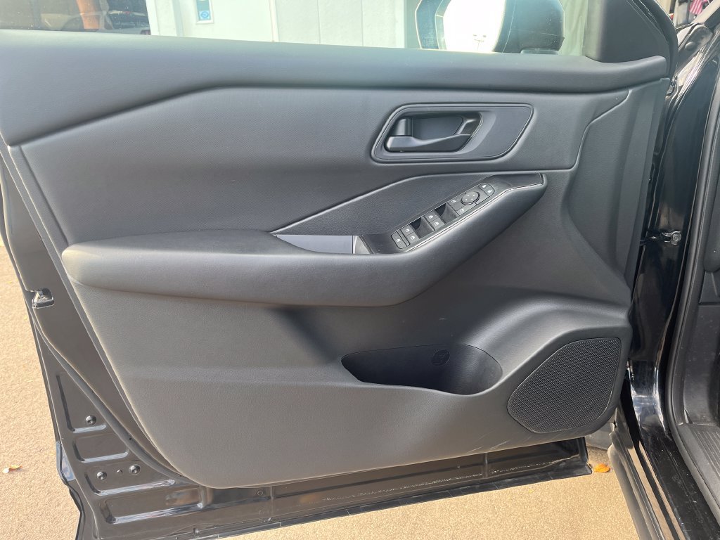 Used 2025 Nissan Rogue S AWD/4WD image 11