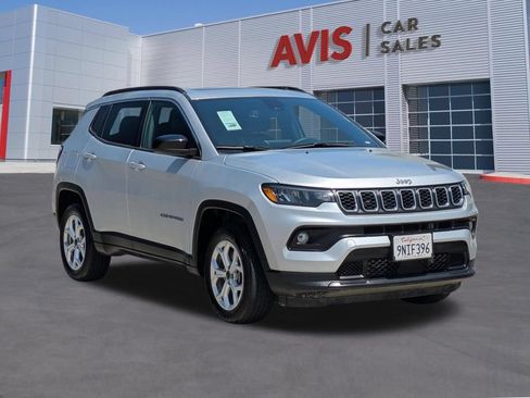 Used 2025 Jeep Compass Latitude w/ Sun & Sound Group AWD/4WD image 3
