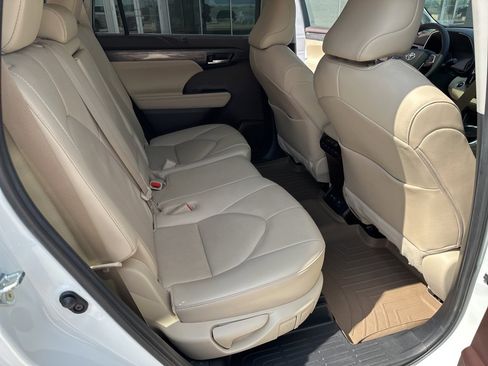 Used 2021 Toyota Highlander Limited image 18