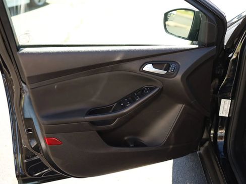 Used 2017 Ford Focus SEL w/ Cold Weather Package FWD image 9