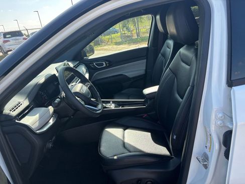 Used 2025 Jeep Compass Limited image 27