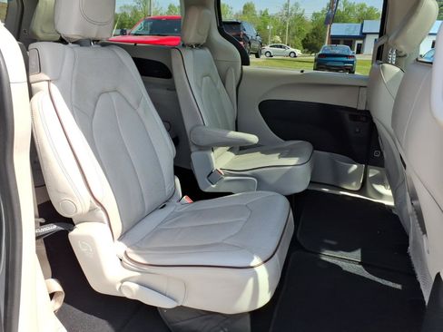 Used 2020 Chrysler Pacifica Limited image 9