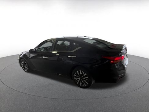 Used 2025 Nissan Altima 2.5 SV image 8