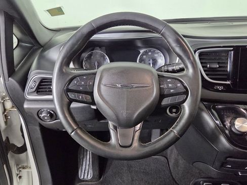 Used 2018 Chrysler Pacifica Touring-L Plus w/ S Appearance Package FWD image 17
