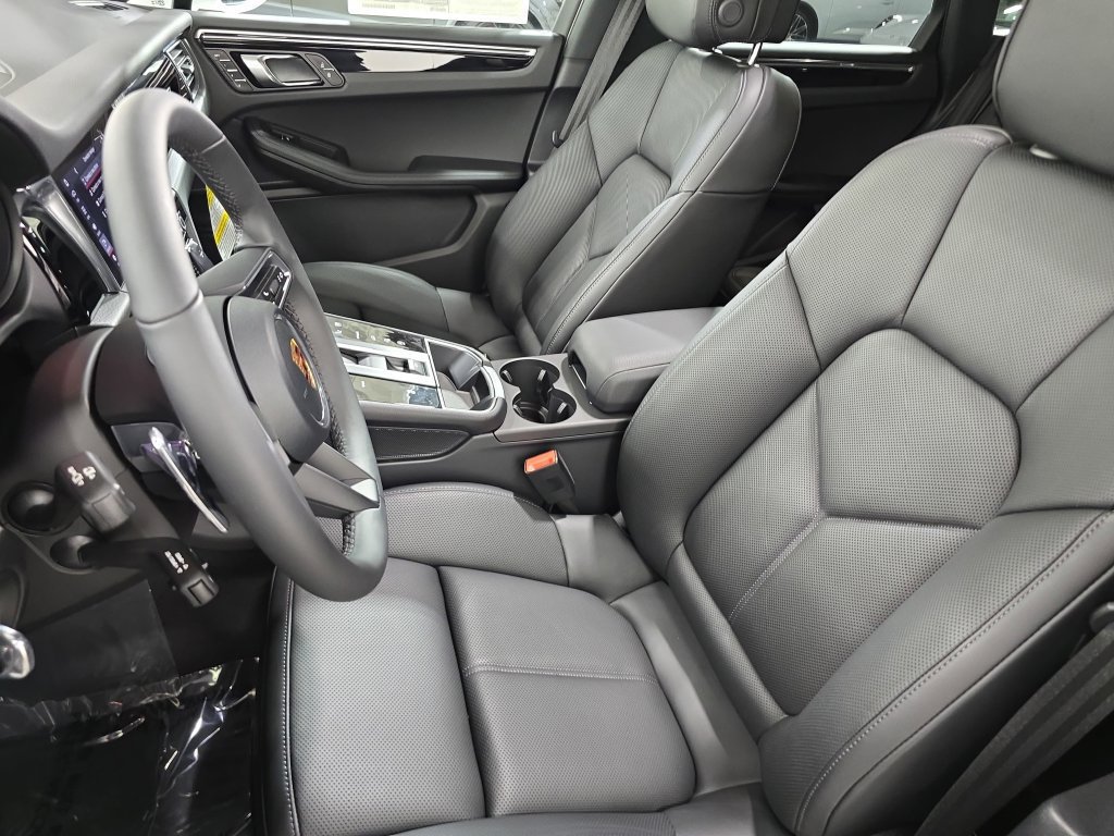 Certified 2026 Porsche Macan AWD/4WD image 5