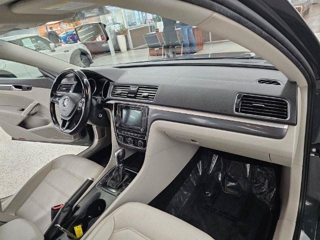 Used 2018 Volkswagen Passat 2.0T R-Line w/ R-Line Lighting Package FWD image 15