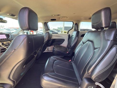 Used 2023 Chrysler Pacifica Touring-L image 27
