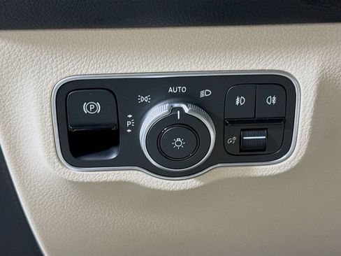 Used 2025 Mercedes-Benz GLB 250 image 10