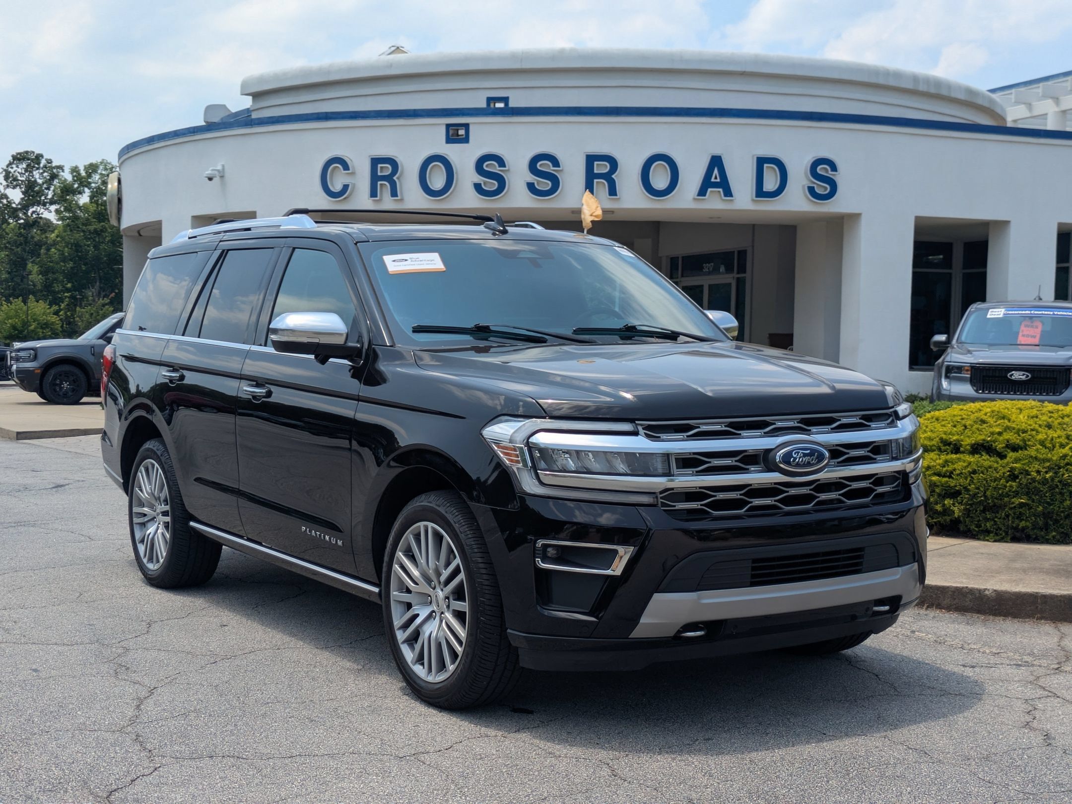 Used 2023 Ford Expedition Platinum AWD/4WD image 1