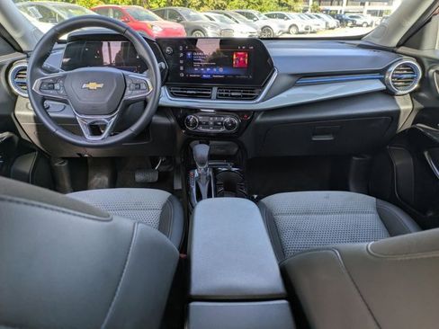 Used 2025 Chevrolet Trax LT w/ LT Convenience Package image 18