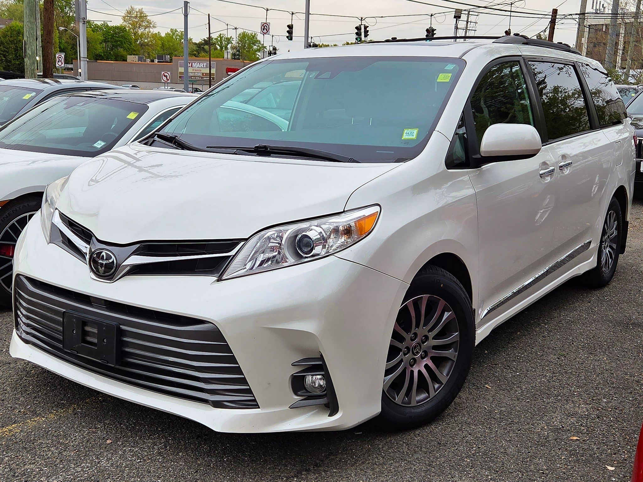 Used 2020 Toyota Sienna XLE FWD image 2